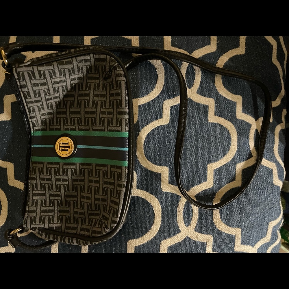 Adorable Tommy Hilfiger crossbody.
